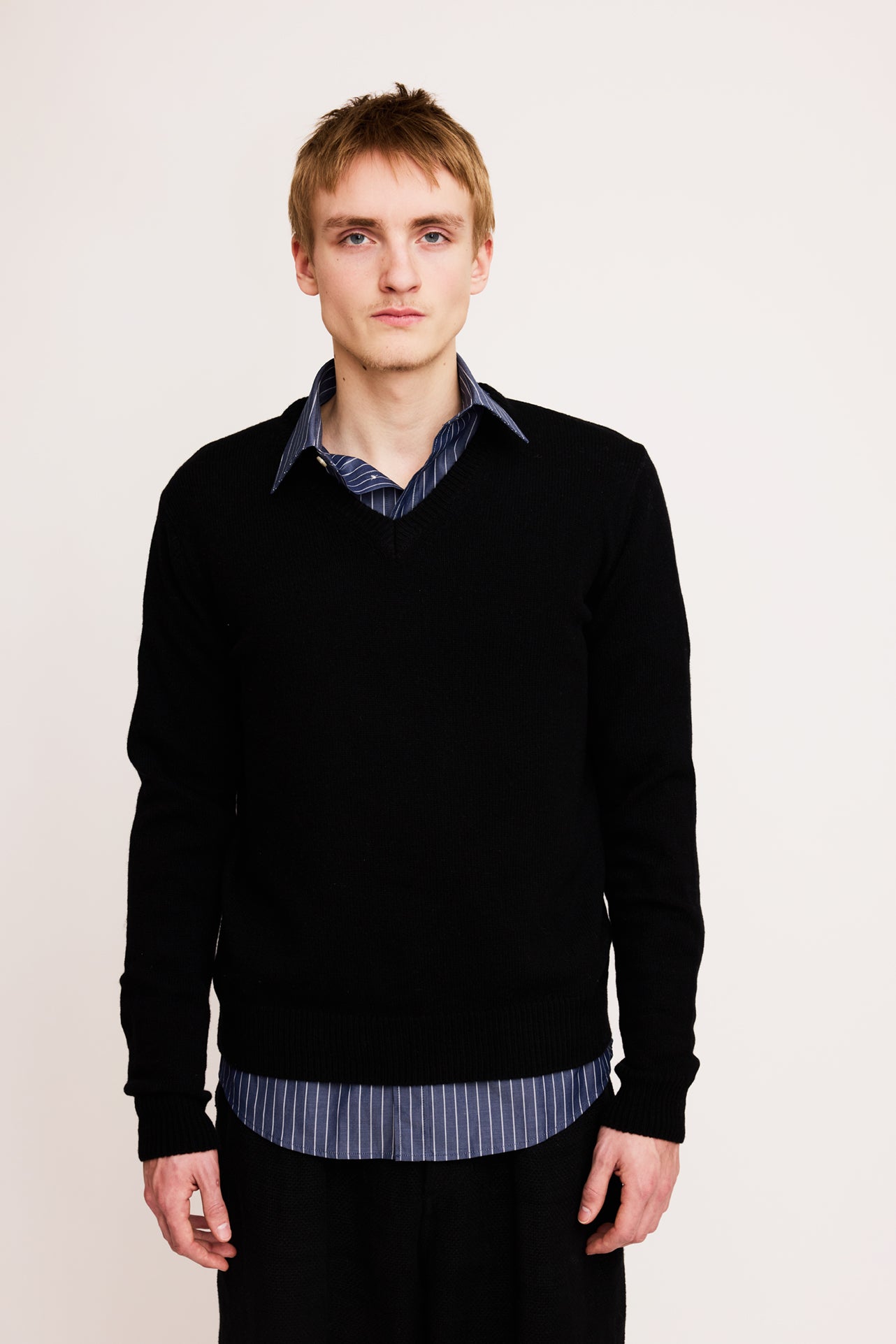 K&S Kasmír - Peysa V-neck Svört - Kormákur & Skjöldur