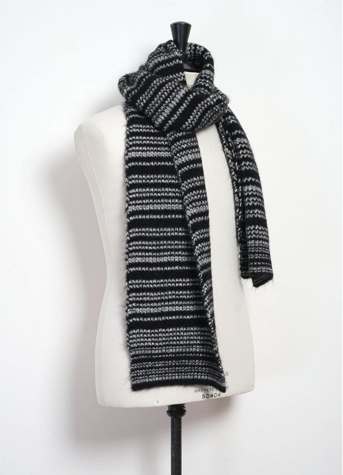 hansen-tobias-scarf-trefill-black-silver