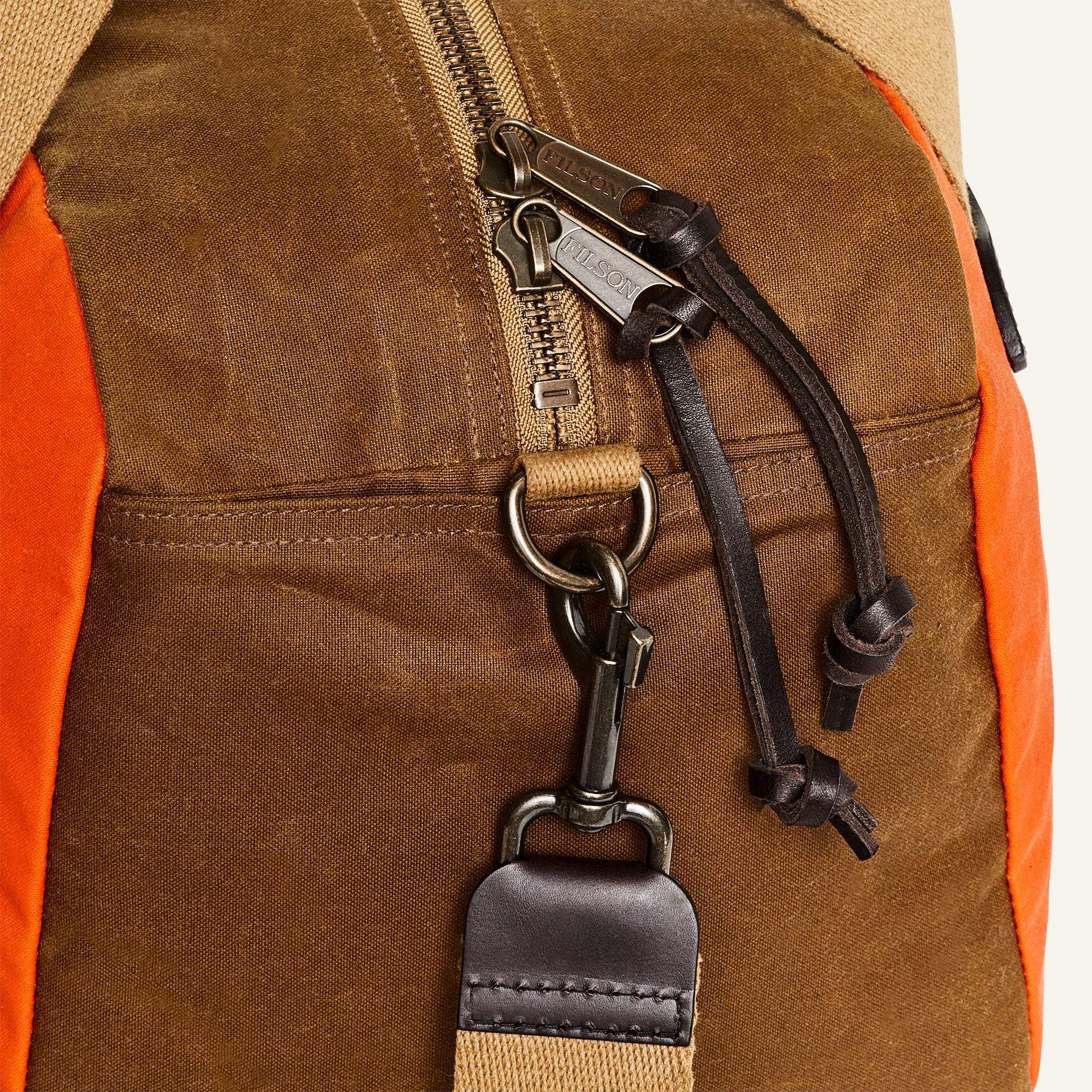 Filson Taska - Tin Cloth Small Duffle - Dark Tan / Flame